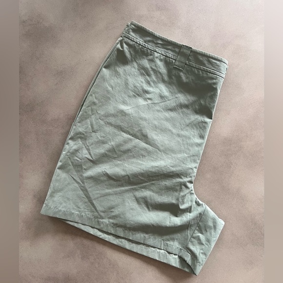 NWT Banana Republic Shorts Green Mid Rise Beach Preppy Casual, Size 14 - Picture 5 of 5